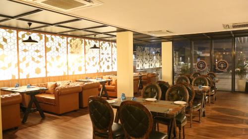 Restaurant, HOTEL V in Hazratganj