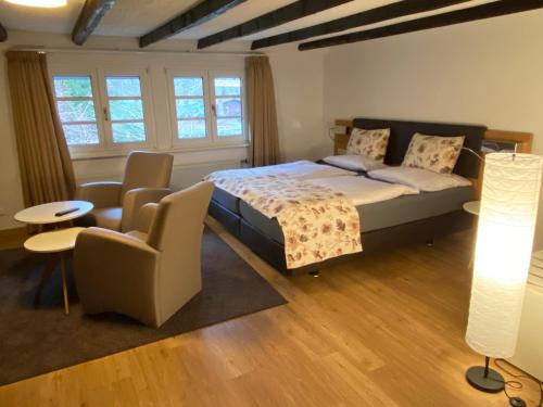 1 queen bed, 1 sofa bed