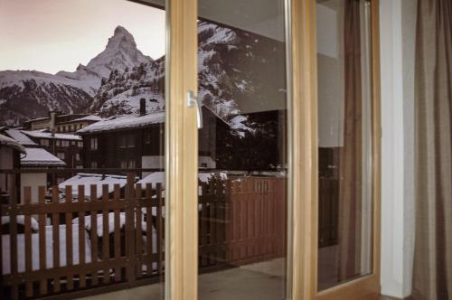 Two-Bedroom Apartment with Matterhorn View - Westside