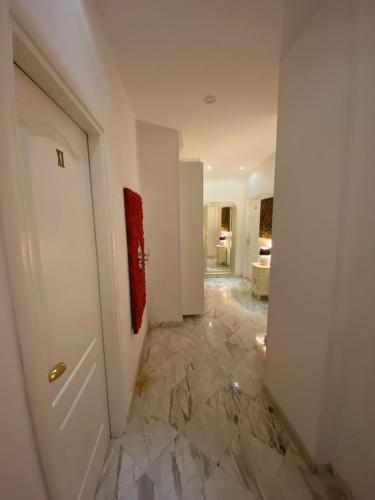 B&B Mini Hotel Incity-close train station and port- - 출입구