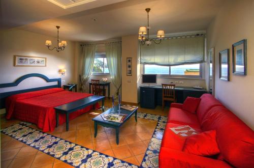 Superior Family Room image 10