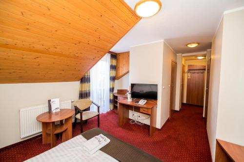 Standard Double Room image 3