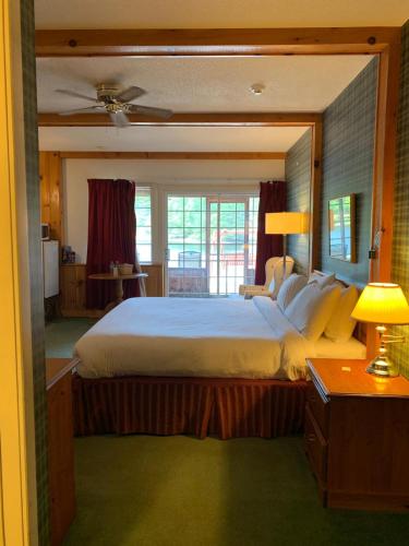 Algonquin Lakeside Inn