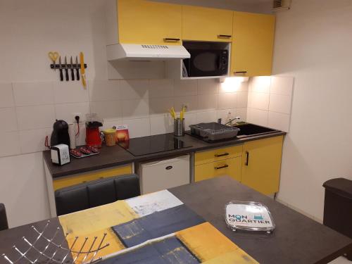 Kitchen, ORBIS - "Eldorado Saint-Jacques" - Terrasse - WiFi - Parking - 24h sur 24 - 7 jours sur 7 in Saint-Alban