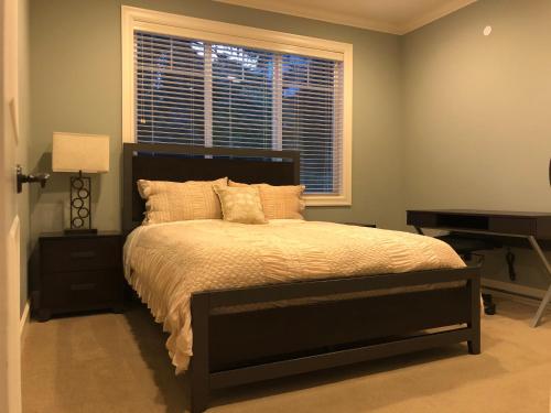 Redondo waterfront house with a private room detail