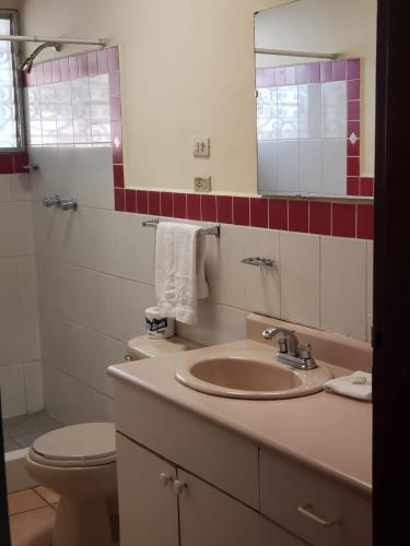 Bathroom, Hotel Alsacia in Tegucigalpa
