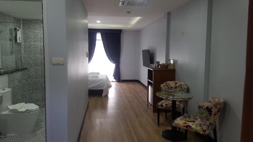 Deluxe Double Room with Balcony image 10