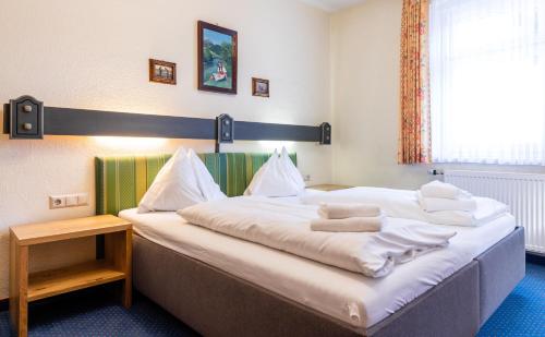 2 queen beds, 1 twin bed