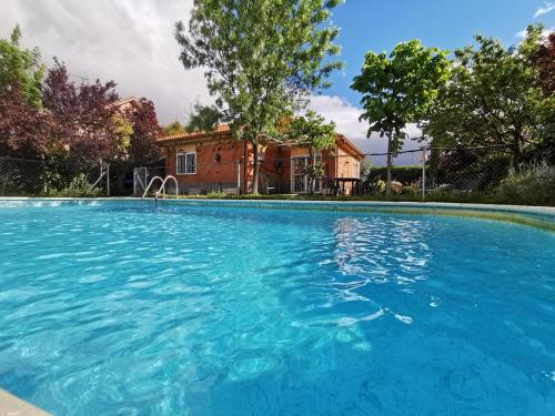  Chalet a 40 minutos de Madrid, Unterkunft in Chiloeches