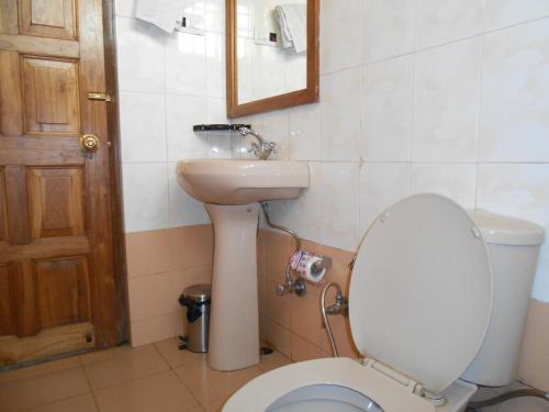 Bathroom, Highwinds in Lachumiere