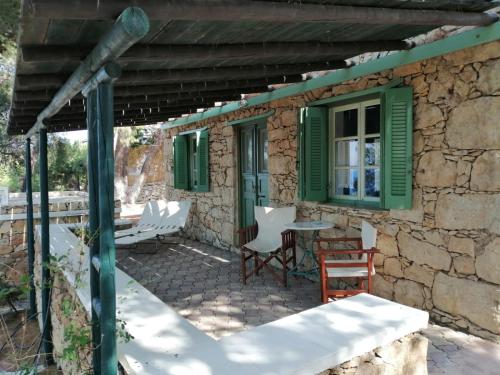 Petrino 1 - Traditional Lerian House, Vromolithos