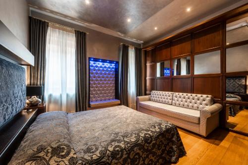 1 queen bed, 1 twin bed