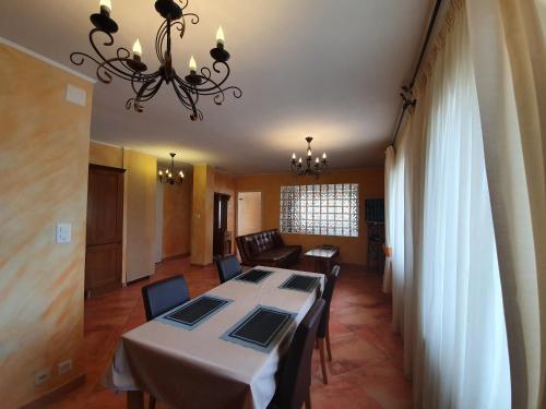 設施, 梅爾查特萊蘭酒店 (Le Merle Chatelain) in 錫永