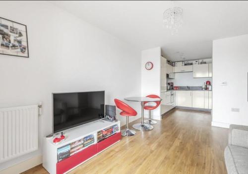 Modern 1 Bed Central Lewisham Apartment, , London