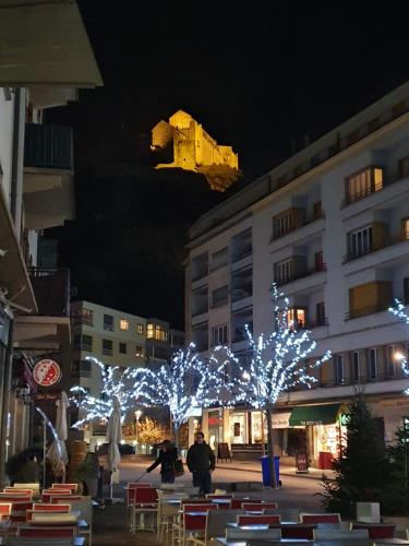 附近景點, 梅爾查特萊蘭酒店 (Le Merle Chatelain) in 錫永