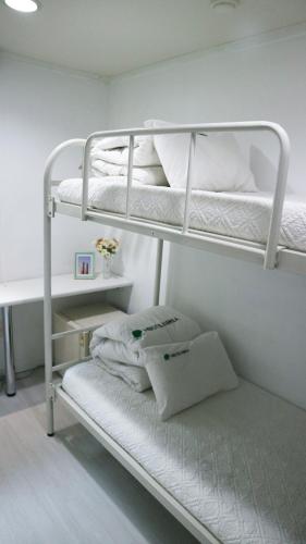 Twin Room image 8