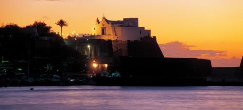 Bilocale sul lungomare di Forio d'Ischia - Serpico sea & more