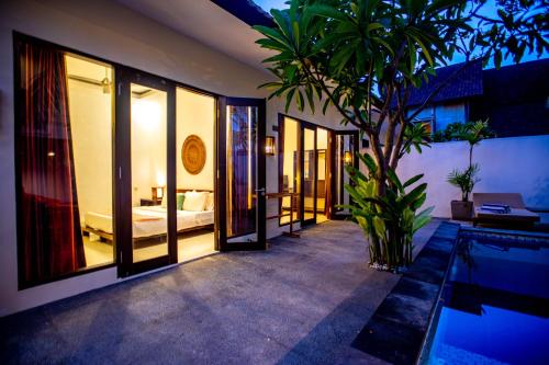 ระเบียง/ชานเรือน, กิลิ แซนด์ส โฮเทล แอนด์ บาร์ (Gili Sands Hotel & Bar) in เกาะกิลิ