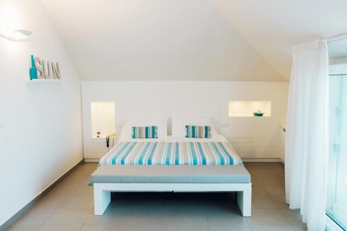 1 king bed, 2 sofa beds