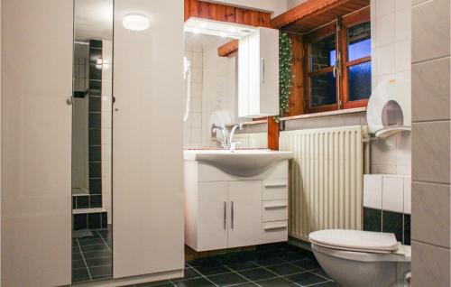 Bathroom, Nice home in Simpelveld with 4 Bedrooms, WiFi and Outdoor swimming pool in Simpelveld