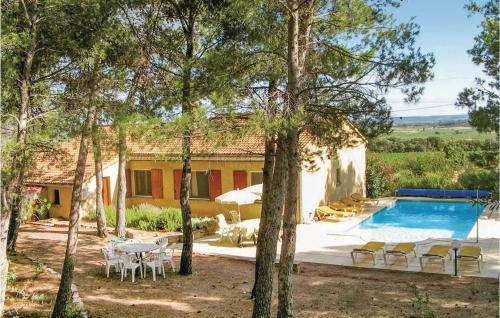 Awesome home in Cesseras with 4 Bedrooms, Outdoor swimming pool and Heated swimming pool