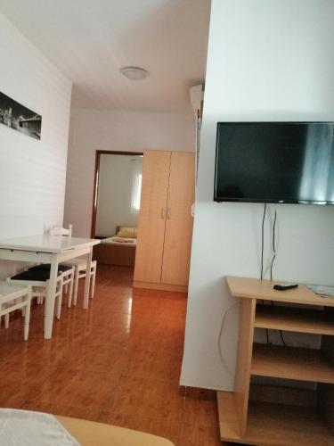 One-Bedroom Apartment with Garden View - Ground Floor image 2