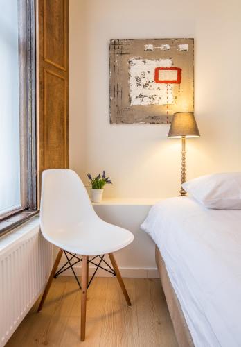 Small Double Room image 3