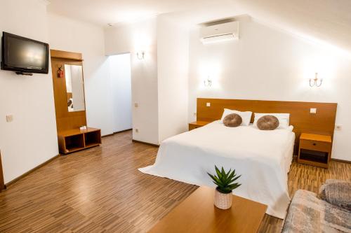 2 twin beds