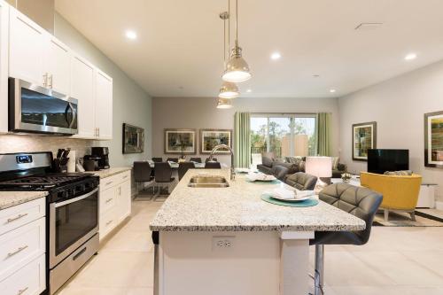 5 BR 6 BA Deluxe Villa 5min to Disneyworld BBQ Hot Tub - image 4