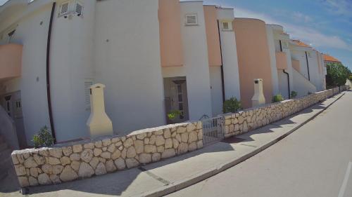 2 bedrooms, 3 beds