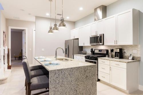 5 BR 6 BA Villa 5 min to Disneyworld Hot Tub BBQ - image 11