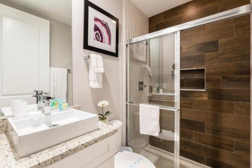 4 BR 4 BA Luxury Villa 5 min to Disney BBQ & Hot Tub