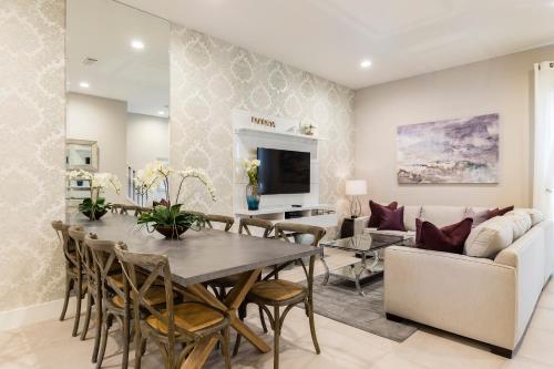 4 BR 4 BA Luxury Villa 5 min to Disney BBQ & Hot Tub - image 2