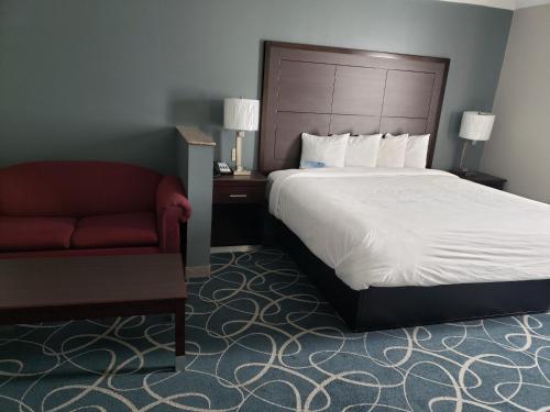 Days Inn & Suites by Wyndham Cleburne TX