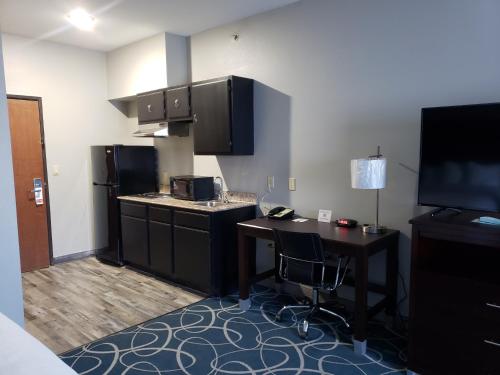 Days Inn & Suites by Wyndham Cleburne TX