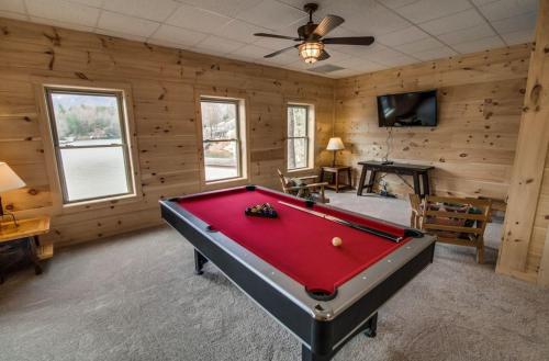 Large lakefront cabin withkayaks and boathouse home - image 3
