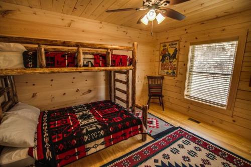Large lakefront cabin withkayaks and boathouse home - image 5