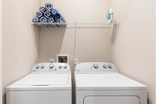 4 BR 4 BA Deluxe Villa Full Kitchen 5min to Disneyworld - image 14