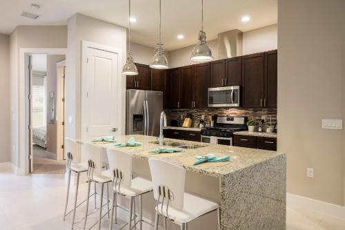 4 BR 4 BA Deluxe Villa Full Kitchen 5min to Disneyworld - image 13