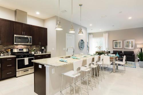 4 BR 4 BA Deluxe Villa Full Kitchen 5min to Disneyworld - image 2