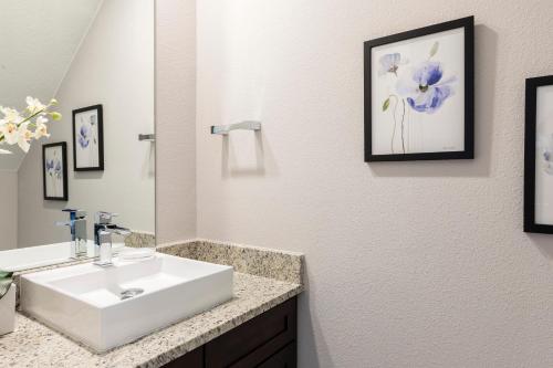 4 BR 4 BA Deluxe Villa Full Kitchen 5min to Disneyworld - image 11