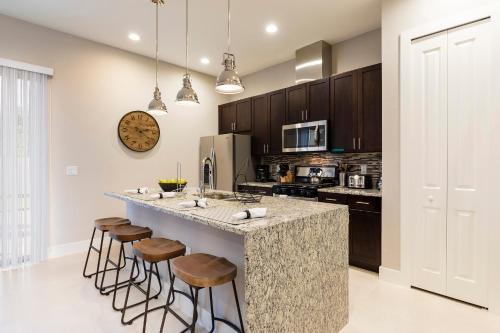 6 BR 7 BA Family Getaway 5 min to Disneyworld - image 11