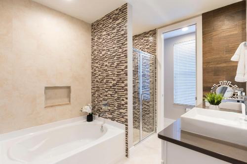 5 BR 6 Full BA Deluxe Villa 5min to Disney with BBQ Hot Tub - image 11