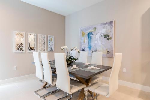 5 BR 6 Full BA Deluxe Villa 5min to Disney with BBQ Hot Tub - image 2