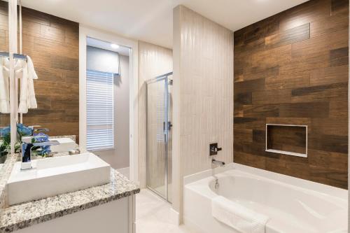 Luxury 5 BR 6 BA Villa 5min to Disney 2169ft² BBQ&Hot Tub - image 11