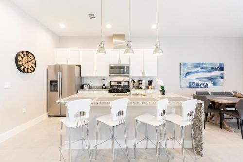 5 BR 6 BA Deluxe Villa 5 min to Disneyworld BBQ Grill - image 3