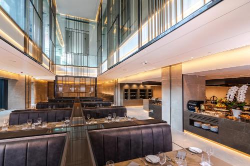 Restaurant, Carlton Hotel Bangkok Sukhumvit near Ai Garden