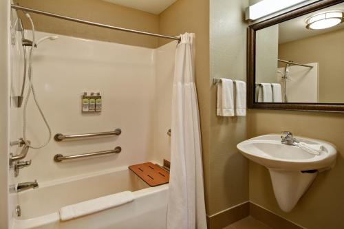 Queen Room with Bath Tub - Disability Access