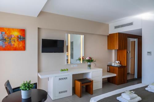 Superior Room with Pool/ Sea View image 5