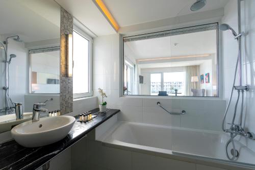 Executive Sea View Room with Outdoor Whirlpool image 7